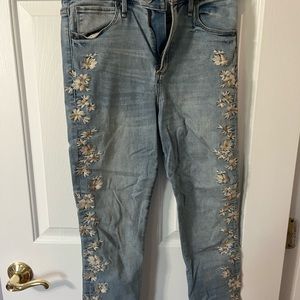 Abercrombie capri jeans with flower embroidery